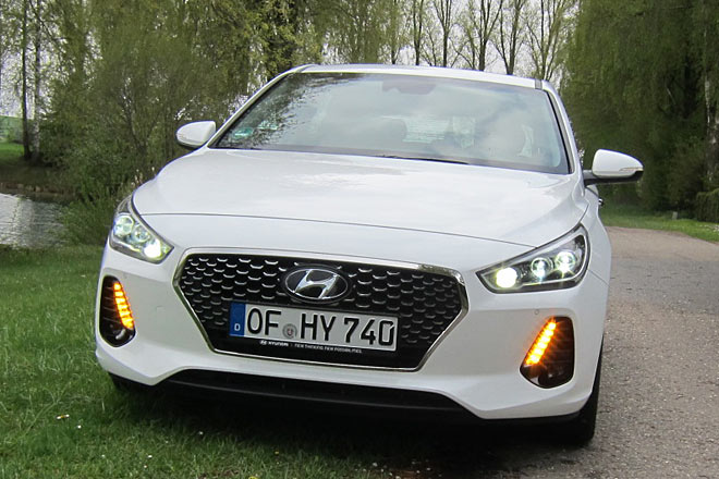 Der sogenannte Kaskaden-K�hlergrill ist Hyundais neues Markenzeichen. Ddie bisherige, eckigere Version hat uns besser gefallen