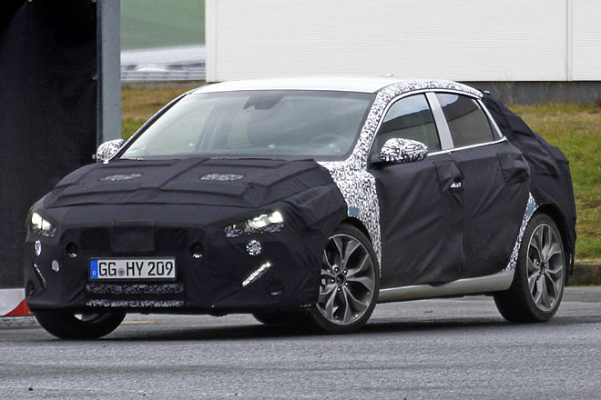 Der Zweit�rer alias Coup� ist Geschichte, daf�r f�hrt Hyundai als dritte Karosserievariante bald etwas vor, das die Anderen nicht haben: Einen Fastback-Coup�-Kombi, hier noch verh�llt bei Testfahrten