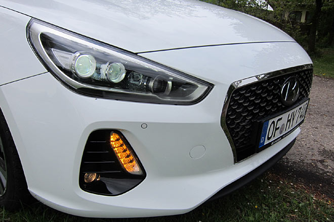 Die Topmodelle verf�gen �ber Voll-LED-Scheinwerfer und ein kombiniertes Tagfahr-/Blinklicht, das im Standlicht-Modus aber nicht abdimmt. Die Halogen-Nebelscheinwerfer sind so dunkel wie sie klein sind