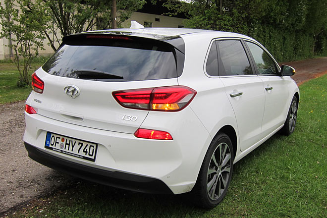 Sch�n gemachte, aber nur teilweise LED-best�ckte R�ckleuchten und separate Nebelschlusslichter. Sch�ner als anderswo: Die Luftleitaufs�tze sind neben statt auf der Scheibe angebracht