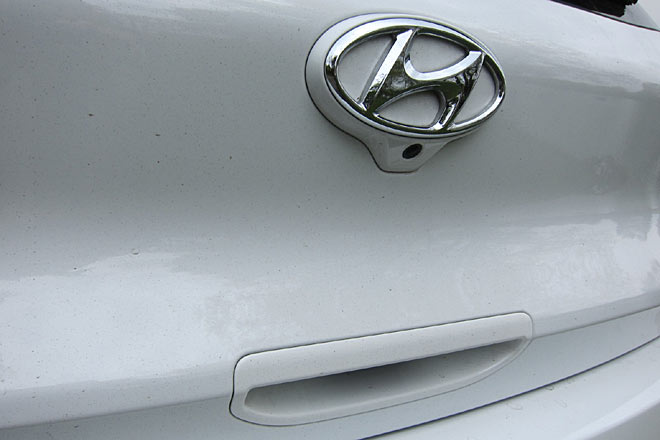 Die R�ckfahrkamera sitzt weit oben (gut), ist aber weder schmutzgesch�tzt noch mit Waschd�se versehen. Der gro�e Griff ist praktsicher als er sch�n ist