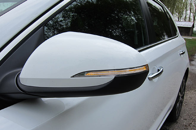 Au�enspiegel und die Chromeinfassung der Fenster gefallen ebenso wie der Verzicht auf ein kleines Dreiecksfenster vorne