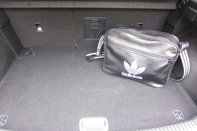 Der Kofferraum ist mit fast 400 Litern etwas gr��er als der Klassendurchschnitt, entt�uscht aber mit Halte�sen im Boden statt in der Seitenwand. Der Boden ist verstellbar, das entsprechende Prozedere allerdings etwas fummelig