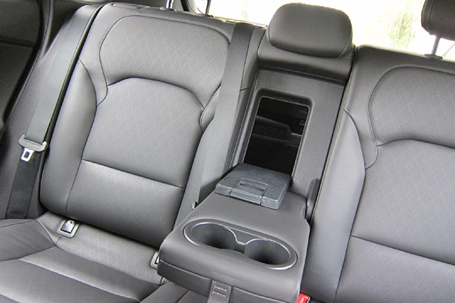 Die R�ckbank klappt 40:60, ergibt aber auch bei Hyundai keine waagerechte Fl�che. Durchladem�glichkeit ist vorhanden, aber sie ist auffallend klein