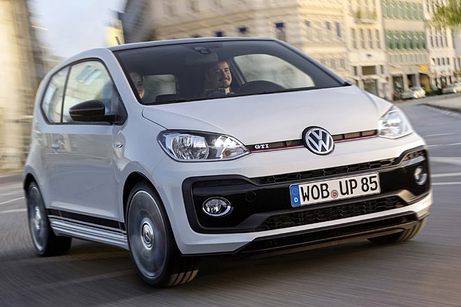 An der Front zeigt der Up GTI nicht nur den charakteristischen roten Querstreifen, sondern auch eine deutlich aufgebrezelte Frontschürze im Stil der R-Line anderer Baureihen