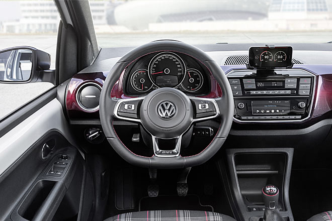 Blick ins Interieur: Klassischer GTI-Stoff und Ziernähte sorgen für das gewisse Etwas