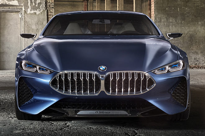 Merkmale sind die tief platzierte Doppelniere, die in Anlehung an frühere Coupés &raquo;zusammengewachsen&laquo; ist, sowie die riesigen Luft-Schlunde