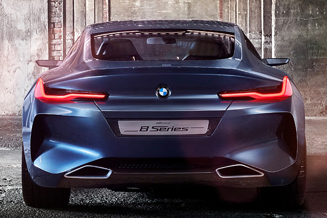 Breite, flache und aufgesetzte Rückleuchten und wiederum große &raquo;Löcher&laquo; prägen die Heckansicht