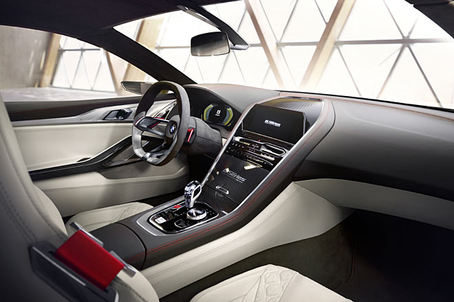 Wuchtige Mittelkonsole mit kleinen Luftausströmern im reduzierten Interieur-Ambiente