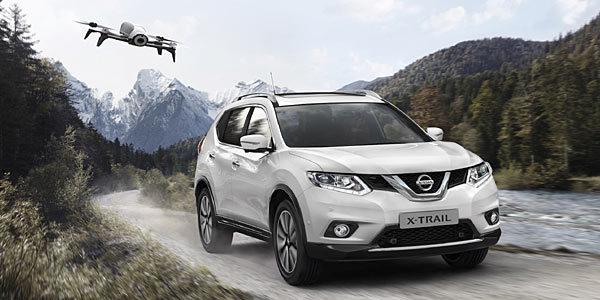 Nissan X-Trail mit Vogel, äh Drohne