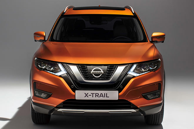 Vorne gibt es einen bulligeren Kühlergrill, ein schmaleres und dickeres Tagfahrlicht, eckige statt runde Nebelscheinwerfer und mehr lackierte Flächen. Die optionalen Voll-LED-Scheinwerfer arbeiten nun adaptiv