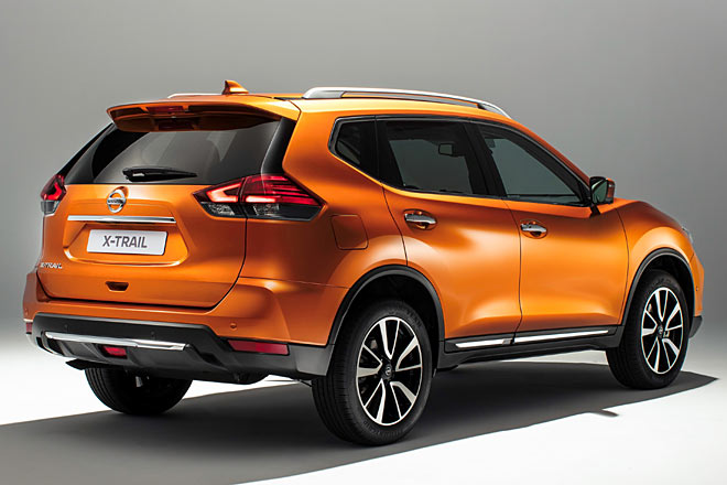 Am Heck gibt es erbenfalls eine neue Leuchtengrafik und eine Chromleiste in der Schürze. Diese trägt außerdem größere Rückstrahler und auf Breitenwirkung modifizierte Lichtkanten