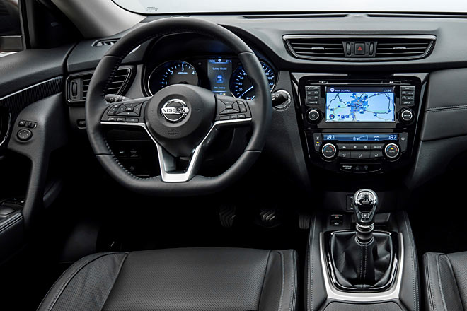 Im Interieur gibt es besseres Leder, ein neues Lenkrad (abgeflacht, andere Tasten, beheizbar) und eine neue Software fürs Navi, dessen Monitor sieben Zoll klein bleibt