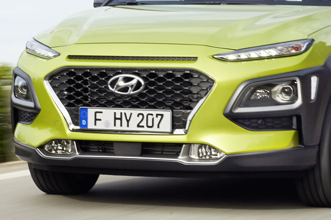 Im Detail sieht das so aus. Was genau sich neben den Hauptleuchten befindet, ist unklar. Ganz unten und weit innen gibt es auch noch Nebelscheinwerfer