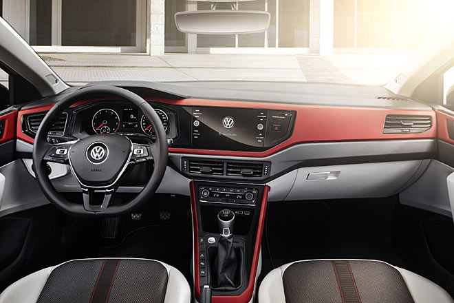 Der Bildschirm sitzt nun weit oben in einer Sichtachse mit dem Kombiinstrument, Lüftungsgitter und Klimabedieneinheit rutschen nach unten. Es bleibt bei der manuellen Handbremse