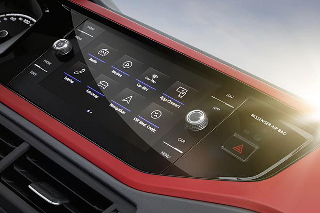 Die Touchscreens sind nun glasüberspannt wie in den anderen Baureihen. Standard ist 6,5 Zoll Größe, optional gibt es dieses 8-Zoll-Gerät