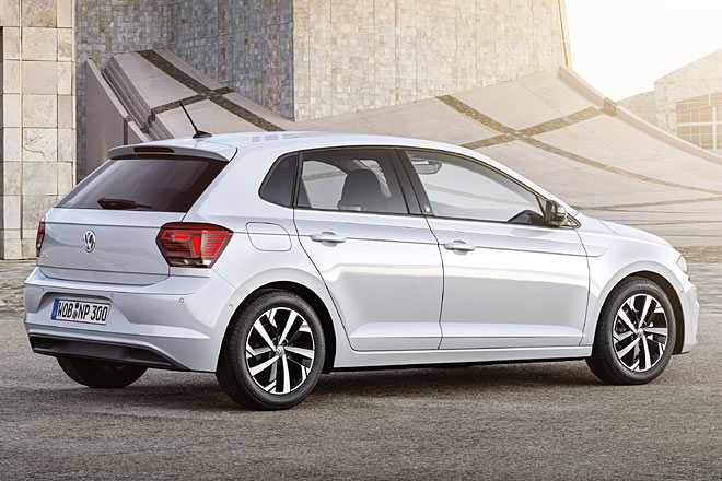 Neu sind die vielen Kanten, die überarbeiteten Leuchten und deren Lichtsignatur sowie die größeren Türgriffe und der nun eckige Tankdeckel