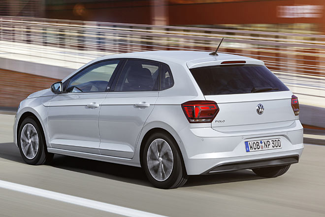 Die Fensterlinie bleibt im Wesentlichen unverändert, die Rückleuchten sind weiter einteilig, aber anders geformt. Schade, dass VW an der langen Antenne festhält