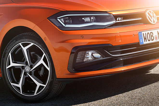 LED-Tagfahrlicht ist Standard, nicht aber in dieser blinkerkombinierten umlaufenden Form aus Welle und Lidstrich, die dem Voll-LED-Scheinwerfer vorbehalten ist