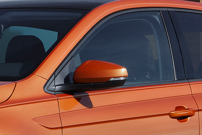 Ungewohnt unruhig sind die vier Kanten: In der A-Säule bzw. im Dachverlauf gibt es eine, unterhalb der Fensterbrüstung noch eine und darunter gar eine doppelte