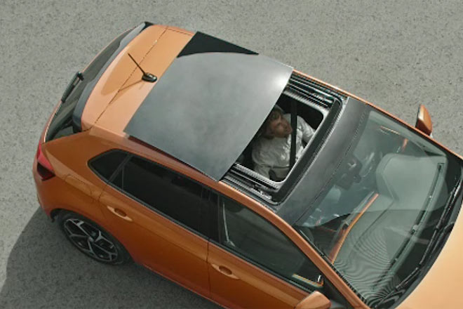 Das Panorama-Dach ist größer als bisher und überdies mit einem auffallend großen &raquo;Deckel&laquo; versehen