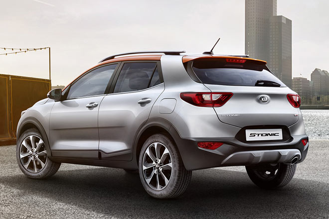 Das Dach ist in fünf Konstrastfarben bestellbar. Auffällig sind der Knick unten in der hinteren Türe sowie die Positionierung des Kennzeichens