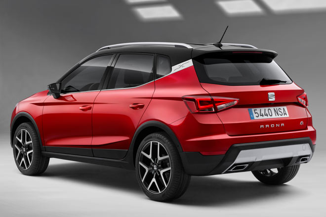 Anders als der Ibiza trägt der Arona geteilte Rückleuchten und das Kennzeichen in der Heckklappe