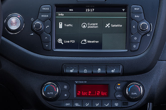 Das Navi ist nicht das größte und nicht das modernste, doch es navigiert ordentlich und lässt sich schnell &raquo;füttern&laquo;. Klimabedieneinheit mit altbackenem Display, doch auch hier ist die Funktion auffallend gut