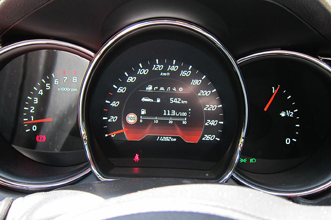 Die Instrumentierung (in der Mitte digital mit zwei wählbaren Anzeigemodi) ist weder schön noch vollständig. Ein Kostverächter ist der GT nicht