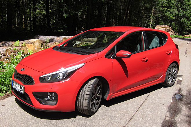 Das vordere Dreiecksfenster hat Kia feiner als andere umgesetzt, die Seitenlinie mit verchromten Fensterrahmen gefällt ebenfalls