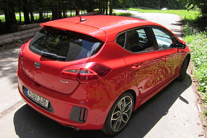 Die lange Antenne ist altbacken, das Heck im Übrigen vergleichsweise hoch und durchaus sportlich