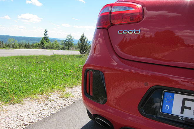 Die Leuchten sind nur teilweise in LED-Technik ausgeführt, die schwarzen Einsätze gelungen. Der GT trägt zwei schöne, echte Endrohre