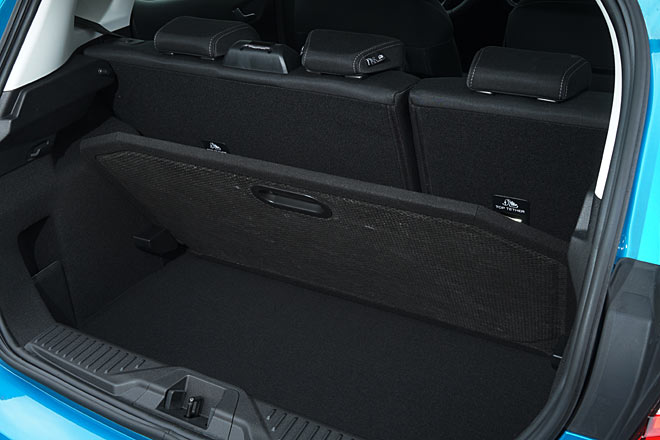 Der doppelte Kofferraumboden ist hochwertig gemacht, mit einer Hand bedienbar und auch als schräggestellter Trenner zu verwenden