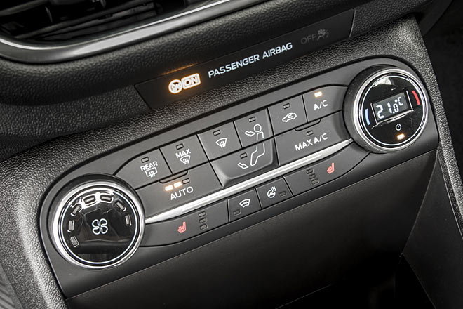 Gleiches gilt für die Klimabedieneinheit. Frontscheiben- und Lenkradheizung sind verfügbar, das Gebläse ist siebenstufig wie in höheren Klassen