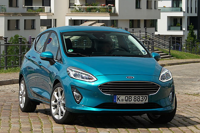 Das Tagfahrlicht ist am Fiesta aufwendiger gestaltet als an anderen, auch teureren Ford-Baureihen. Die Motorhaube verzichtet zugunsten eines ruhigeren Auftritts auf zwei weitere Sicken