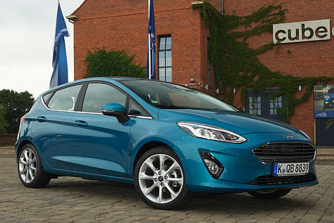 Auch die Flanken haben die Designer beruhigt, die Fensterlinie steigt nun früher an als bisher. Der Bereich zwischen Dreiecksfenster vorne und A-Säulen-Wurzel ist immer noch nicht ideal