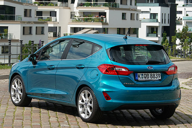 Vor allem am Heck pflegt der Fiesta einen neuen Auftritt. Endlich sitzt die Wischerachse (wieder) da, wo sie hingehört