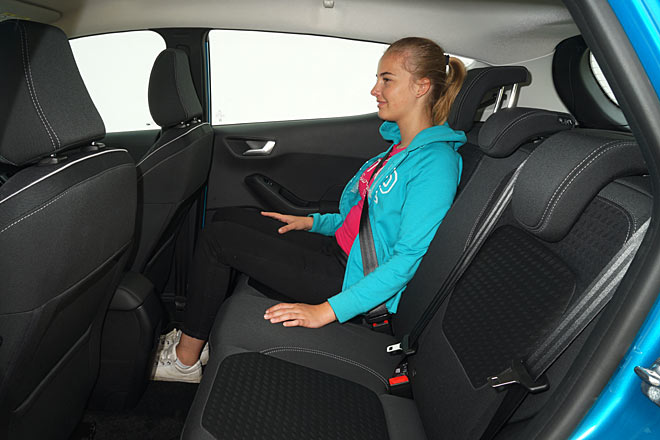 Die hübsche fesselfreie Dame zeigt, dass genug Platz im Fond ist. Allerdings: Polo und Ibiza bieten noch etwas mehr