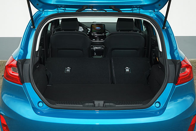 Auch der Kofferraum ist im besten Sinne ausreichend, aber nicht großzügig. Die Lehnen klappen nicht flach ab