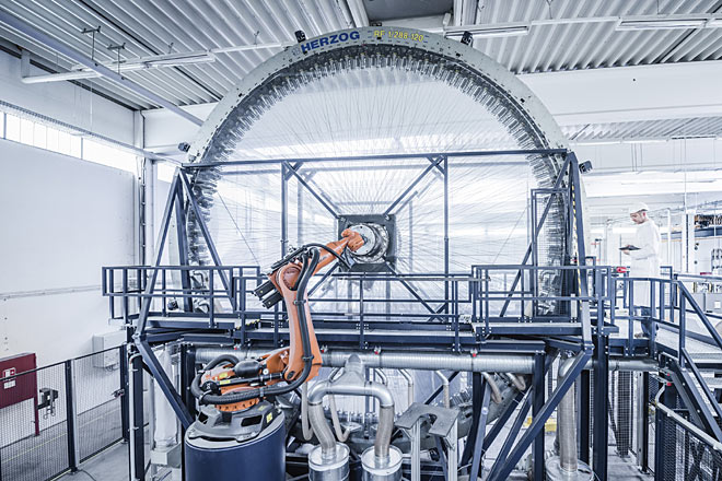 Für die Herstellung der neuen Radfelgen nutzt Porsche die aktuell weltgrößte Carbonfaser-Flecht-Maschine mit einem Durchmesser von rund neun Metern