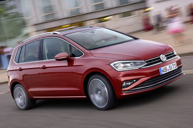 Neu sind modifizierte Schürzen vorne und hinten. Statt Bi-Xenon verbaut VW künftig optional Voll-LED-Scheinwerfer, das Tagfahrlicht erhält auch bei Basis-Halogen-Leuchten LED-Technik