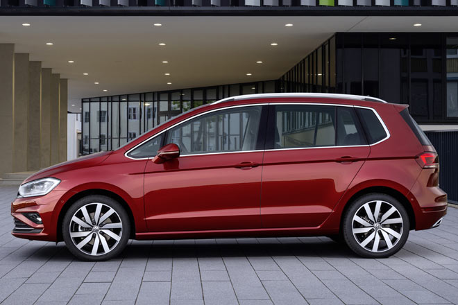 Die Seitenansicht bleibt abgesehen von neuen Räderdesigns und Karosseriefarben wie dem abgebildeten Rot unverändert