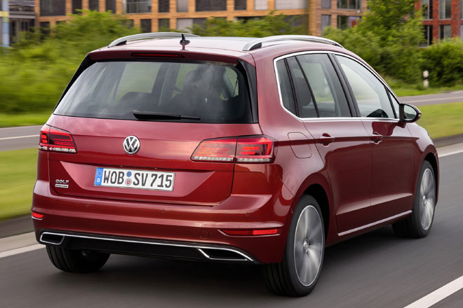 Fake-Endrohrblenden und Voll-LED-Rückleuchten mit nun unten liegendem Blinker kennzeichnen das Heck