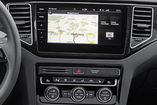 Das Topgerät ist 9,2 Zoll groß und verfügt über Gestensteuerung, ist wegen eingeschränkten Bedienkomforts mangels Dreh-/Drückstellern aber kein Kauftipp