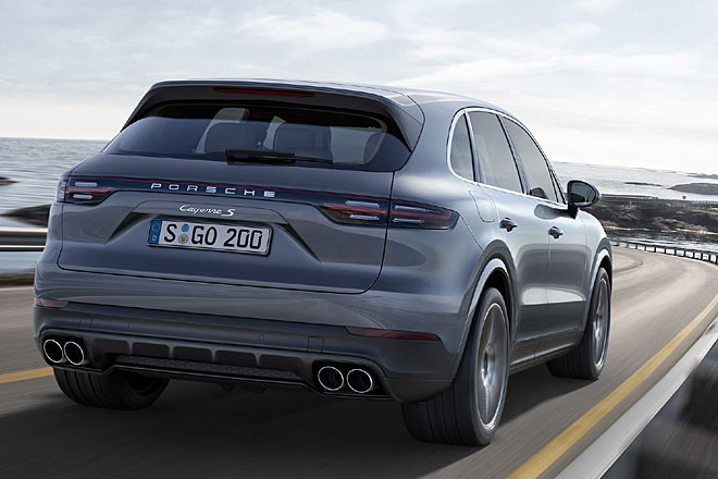 ... hinten aber verrät die vierflutige Abgasanlage das Mehr an Kraft und Image. Elegante Rückleuchten mit 4-Punkt-Bremslicht