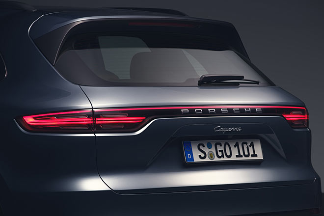 Neu ist das durchgehende Leuchtenband, der stärker ausgeprägte Bürzel und die nach unten offene Kennzeichenmulde. Den Wischer hätte Porsche komplett verkleiden sollen