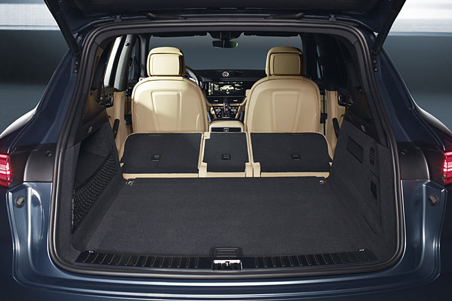 Der Kofferraum wächst im Normalzustand um 100 auf satte 770 Liter. Eine ebene Ladefläche schert auch Porsche-Ingenieure nicht