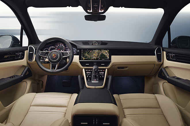 Weitläufig, modern, edel: Blick ins Cayenne-Interieur. Der Zentralmonitor misst nun 12,3 Zoll, im Kombiinstrument flankieren zwei 7-Zoll-Displays den noch analogen Drehzahlmesser. Die Tastenwüste auf der Mittelkonsole ist &raquo;