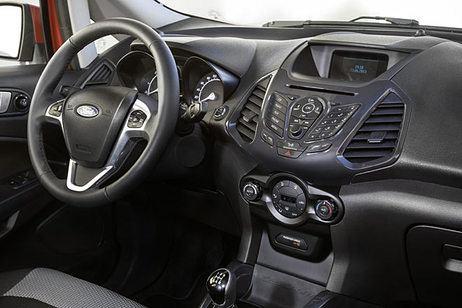 Zum Vergleich: So speckig-bescheiden sieht der EcoSport-Innenraum bisher aus