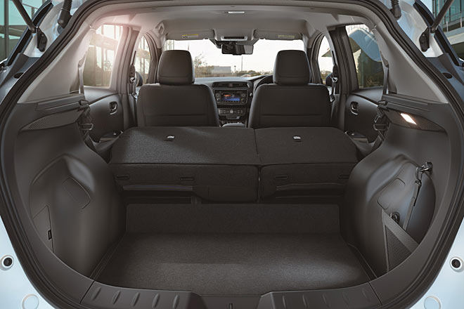 Blick in den Kofferraum mit hoher Stufe